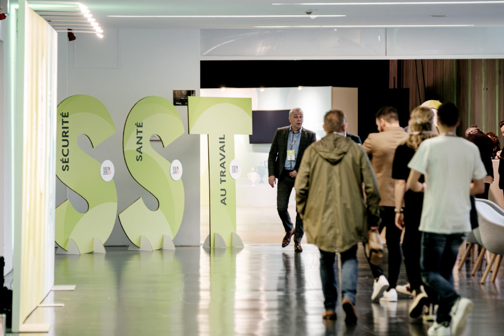 Visiteurs qui rentrent dans le hall d'entrée de la Luxexpo - Forum SST 2024