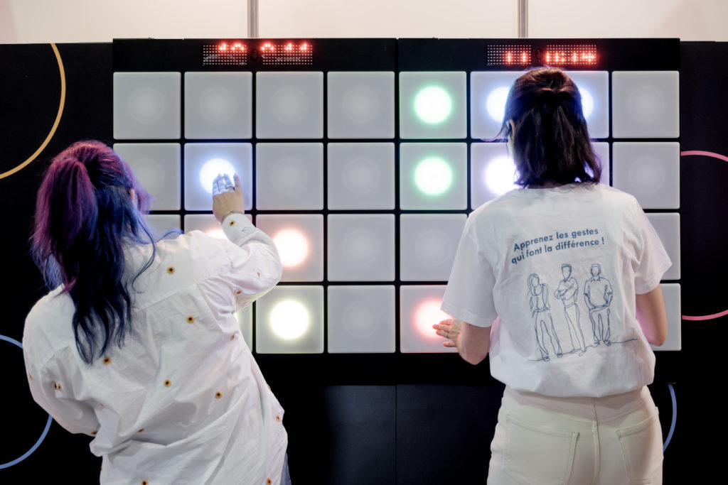 Deux personnes jouent à un jeu de couleur - Forum SST 2024