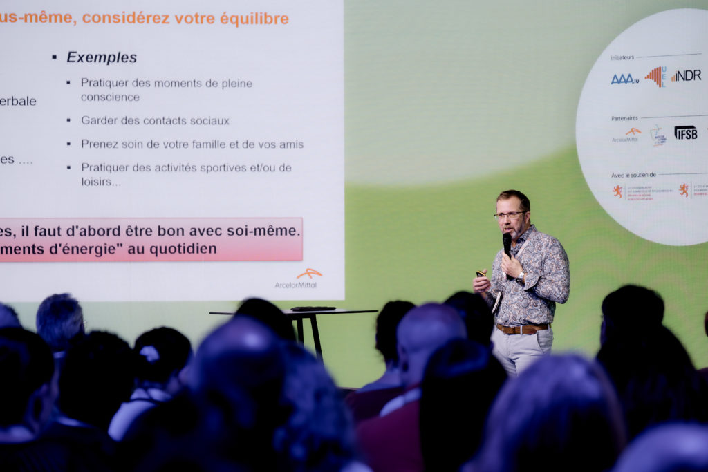 Présentation sur scène par un orateur 