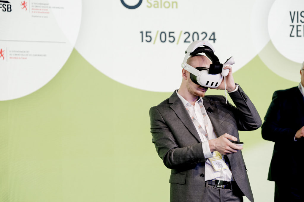 Homme teste un casque de réalité virtuelle - Forum SST 2024