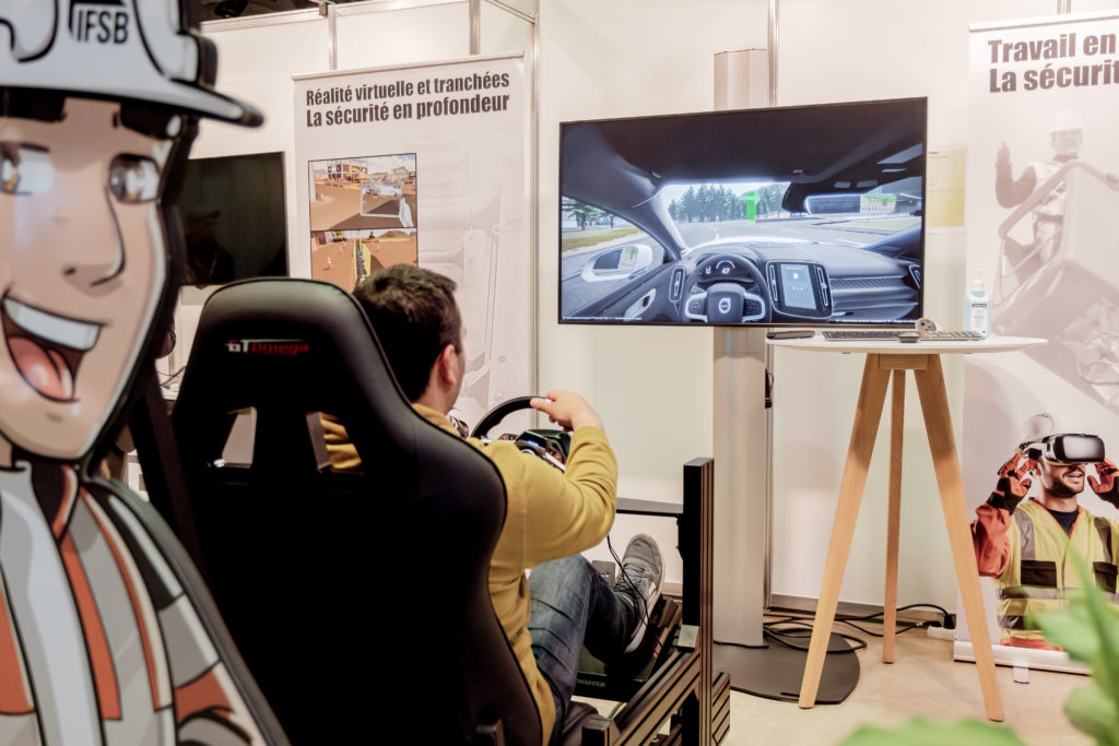 Un homme teste un simulateur de voiture - Forum SST 2024