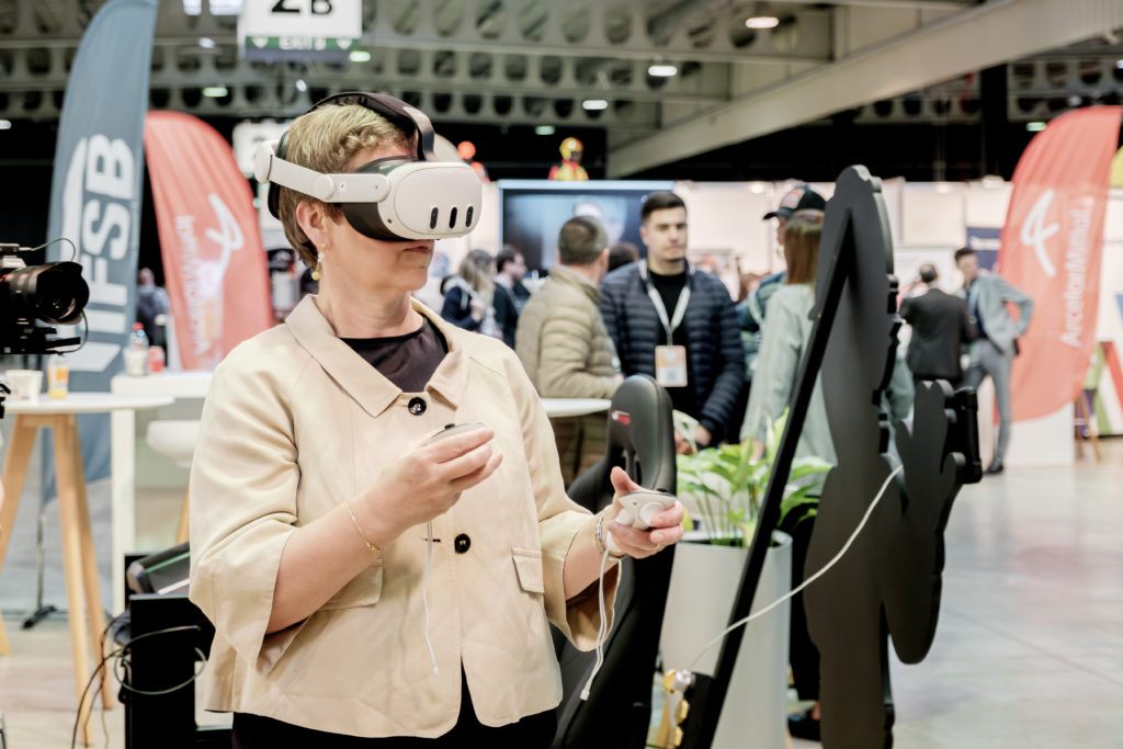 Martine Deprez teste un casque de réalité virtuel - Forum SST 2024