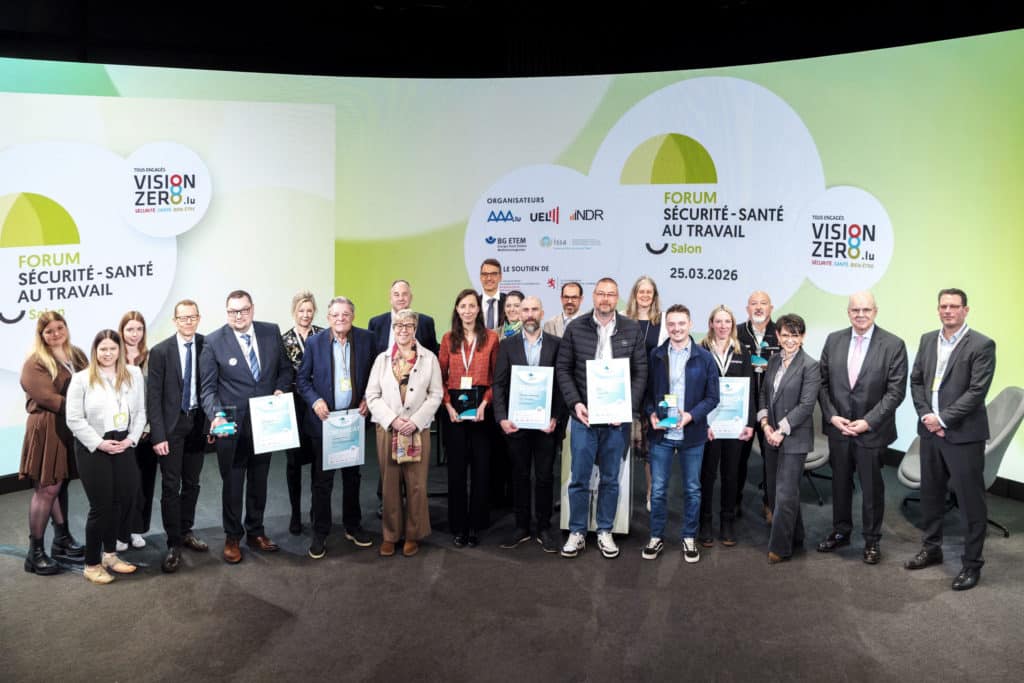 Photo du groupe avec les 5 lauréats